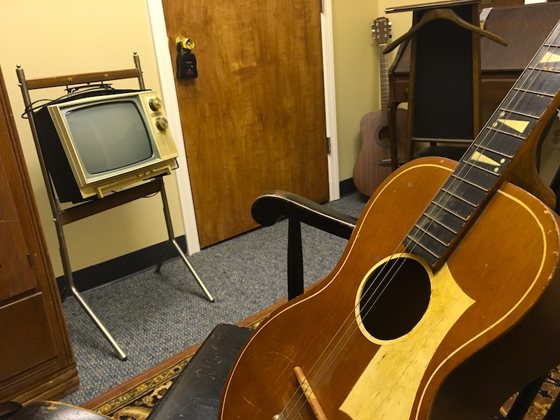 Pursue the Clues – Lenny Thompkins sold his soul to play the blues [Review]