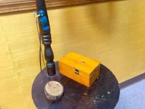 In-game: a bird on a wire toy beside a useless box.