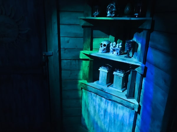 In-game: A shelf with a human skull and other idols.