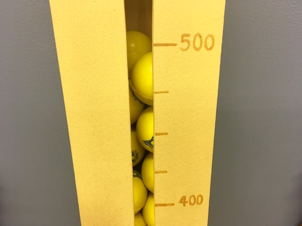 In-game: Closeup of the score track filled to 500 points with balls.