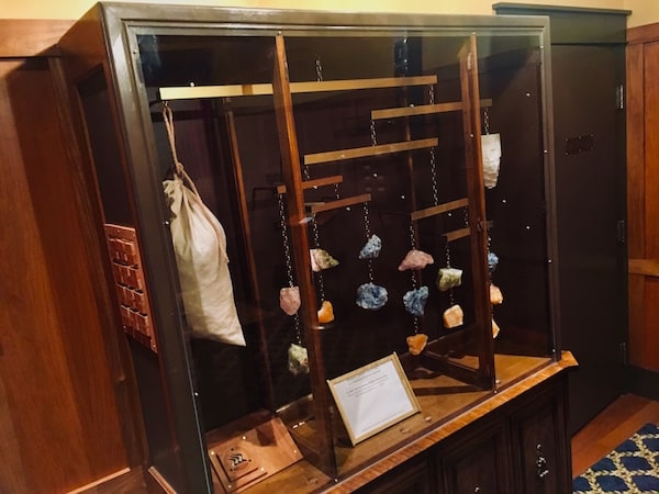 In-game: a beautiful set of balances containing dangling precious stones.