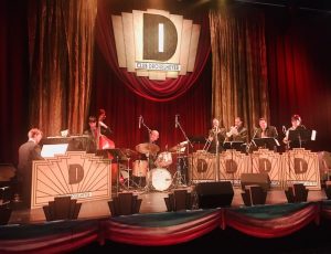 In-game: The band playing on the Drosselmeyer stage.