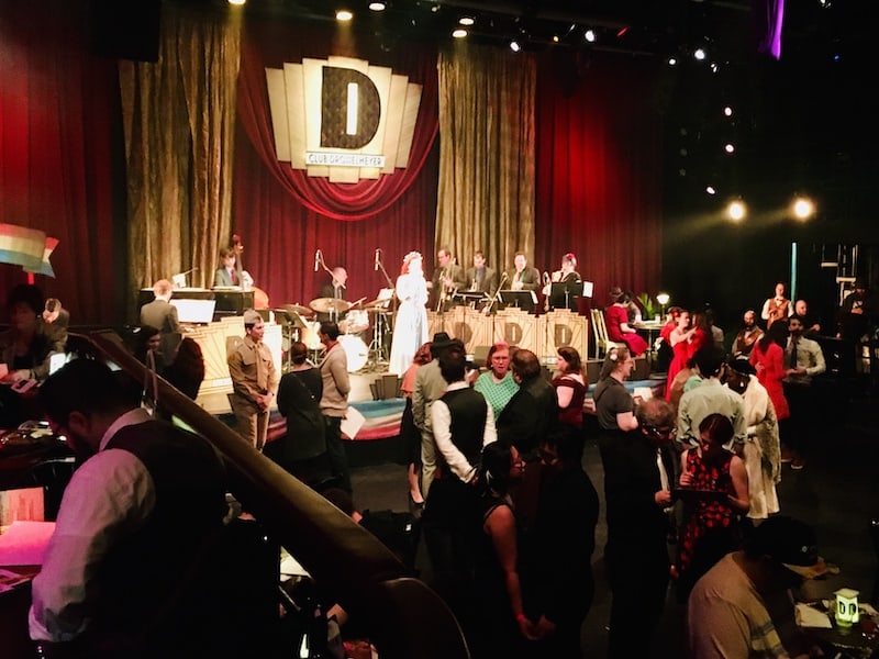 In-game: the dance floor is filled with people while the band plays on the Drosselemeyer stage.