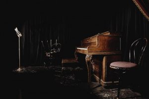 In-game: the piano and microphone on the stage of an old cabaret.