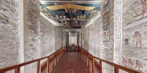 Virtual tour of the Ramesses VI. Hieroglyphics adorn the walls of the corridor.
