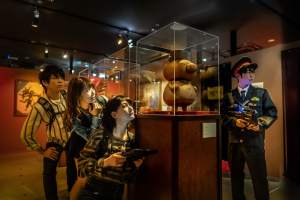 Two players hiding from an armed guard in an art gallery.