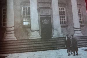 An ilustration featuring Sherlock and Watson in front of the museum entrance.