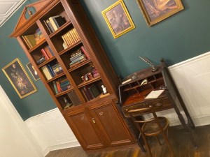 Ben Franklin's office and writing desk.