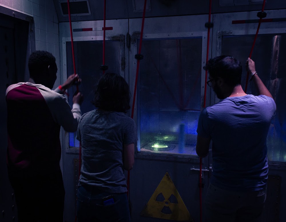 3 players manipulating ropes in a