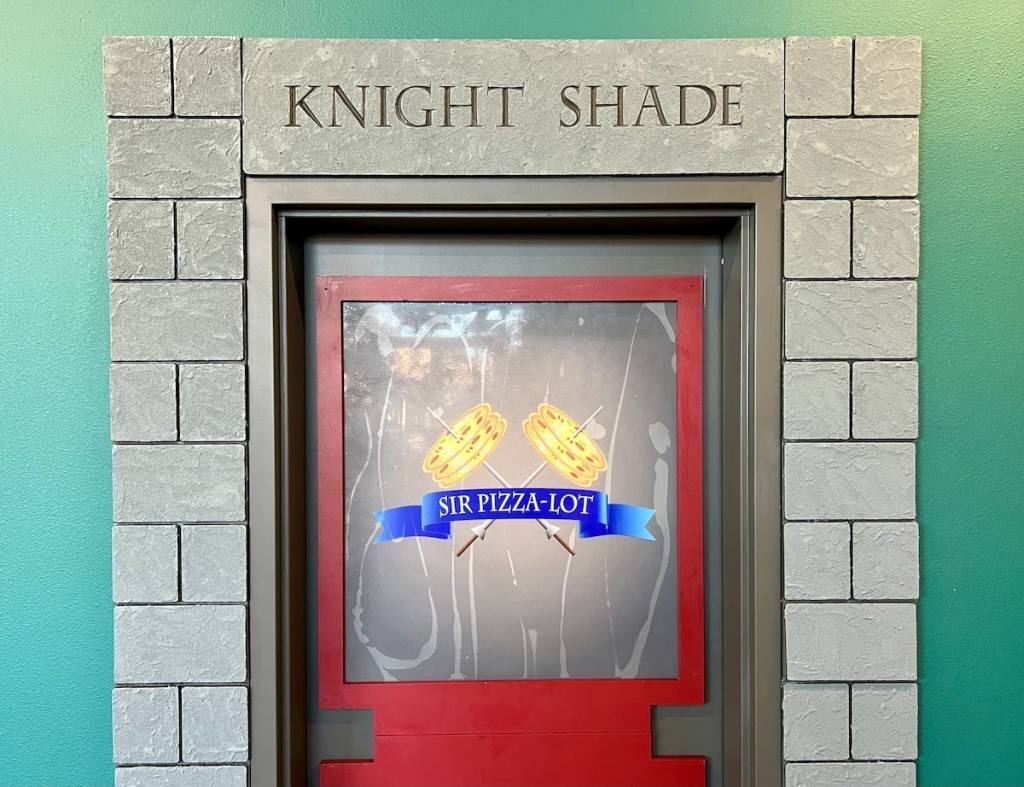 Door to "Sir Pizza-Lot"