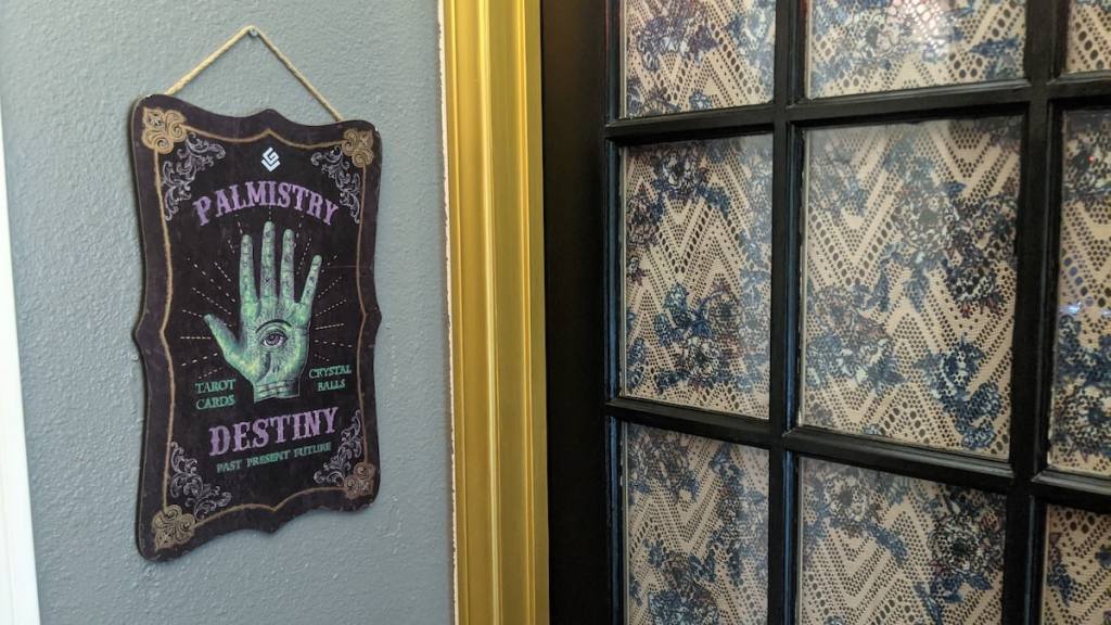 A sign for palm reading.