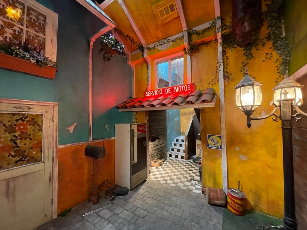 Detailed Columbian set with a auto repair shop in frame.