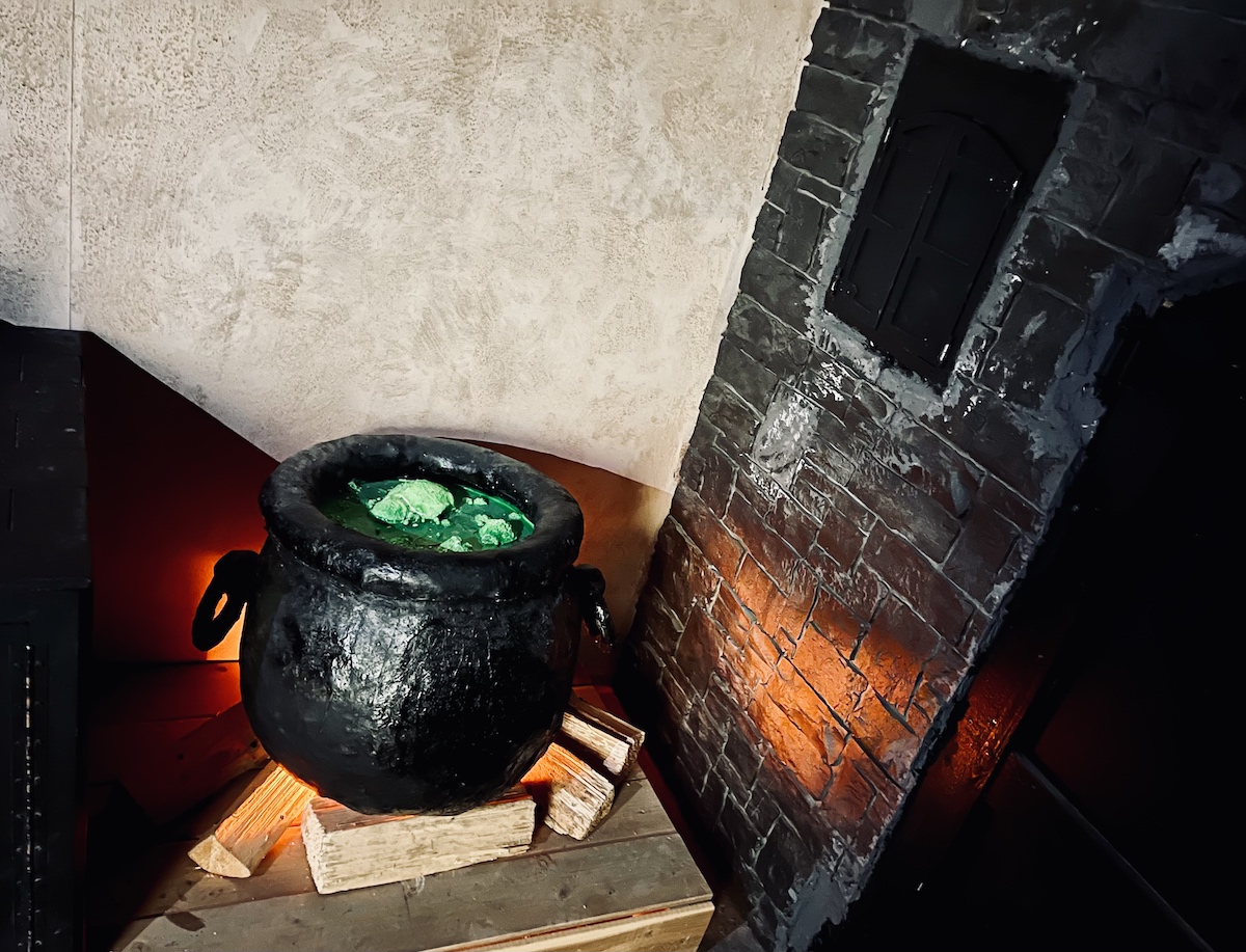 Niagara Escapement – Easy Bake Coven [Review]