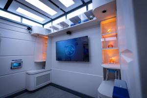 A white walled lab in Jurassic World with displays filled with illuminated amber.