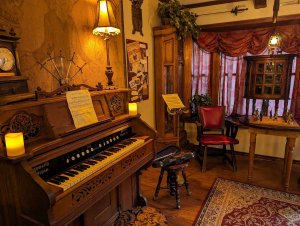An organ a parlor.