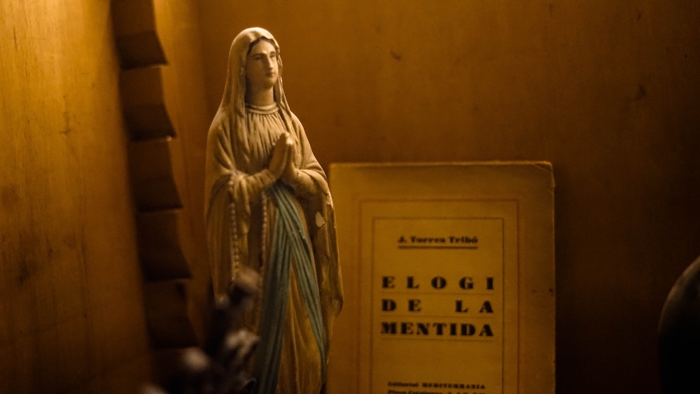A statue of the Virgin Mary praying.