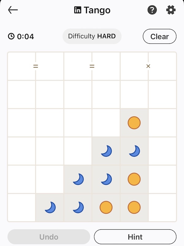 Daily puzzle game where players patterns made from moon and circles