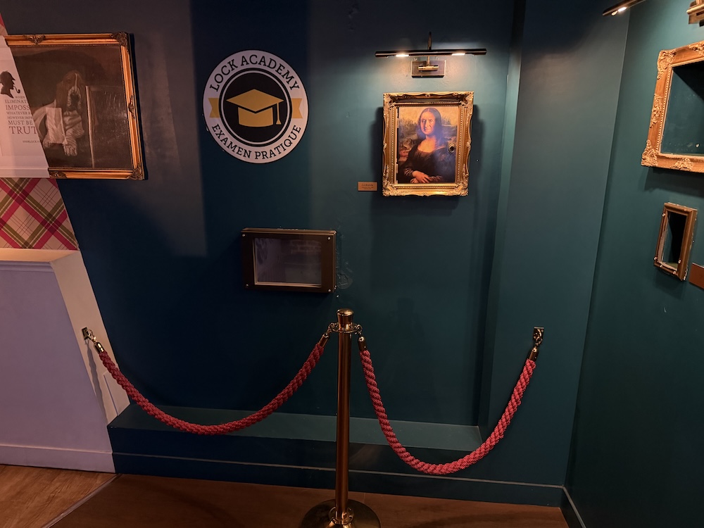 An art gallery like environment with a sign that reads, "Lock Academy Examen Pratique."