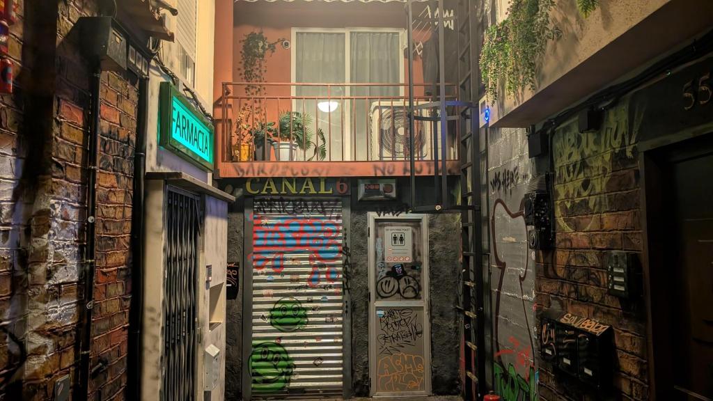 A NYC alleyway with various storefronts